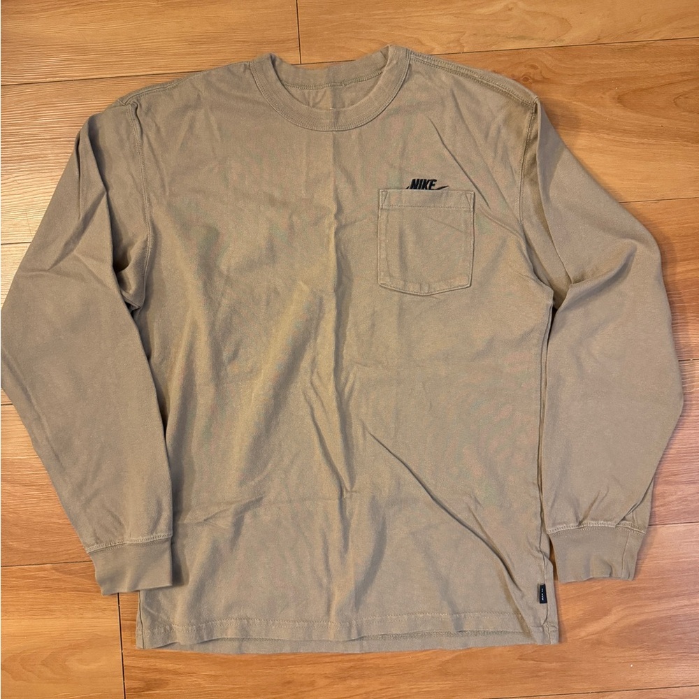 Nike Men's Sportswear Premium Essentials Long Sleeve Tee